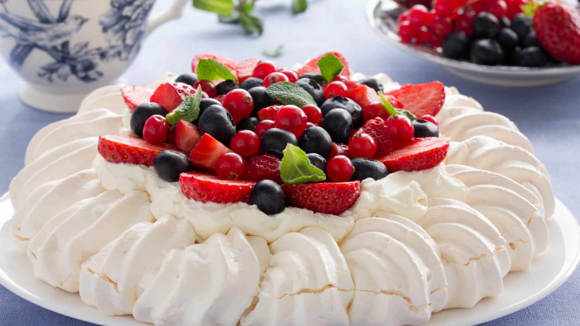 Pavlova (Meyveli Pasta) Tarifi